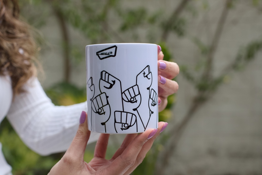 Taza Blanca Puño