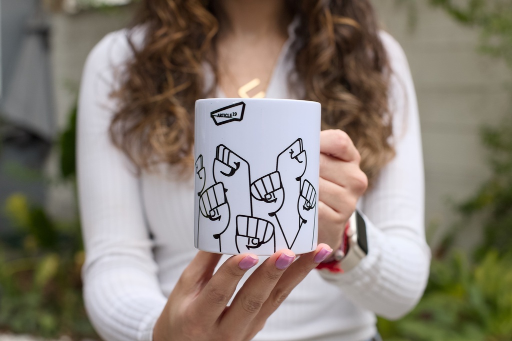 TAZA BLANCA PUÑO